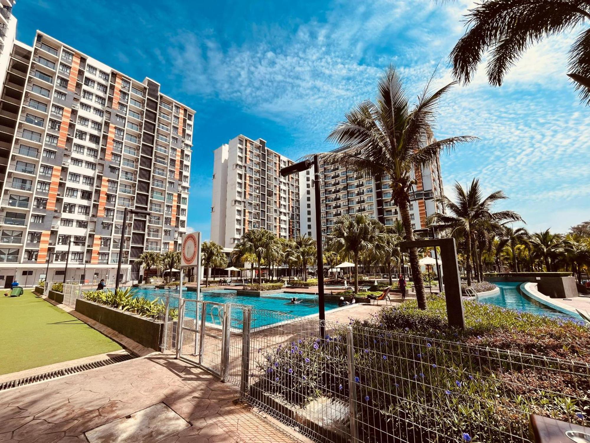 Timurbay Family Seaview, By Anggun Bayu - Netflix Ready Apartment *